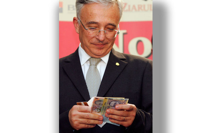Dupa ce i-a gasit salariul pe Google, Boc i-a luat lui Isarescu un sfert din el