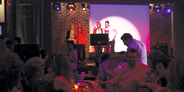 Afacere pe val: cluburile cu karaoke