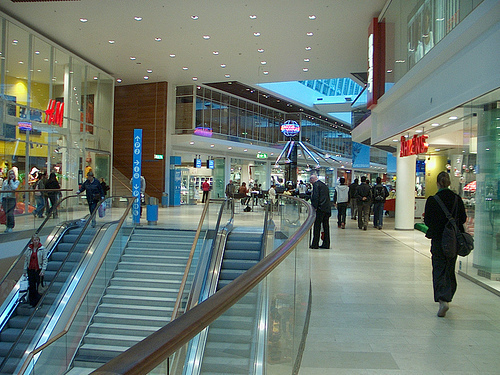 Bucurestenii cheltuie un sfert din banii de consum la mall