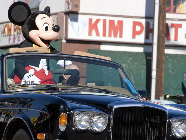 Criza il ameninta si pe Mickey Mouse: Disneyland Paris nu mai face fata datoriilor