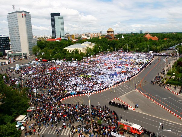 Mii de oameni protesteaza pe strazile din jurul Pietei Victoria