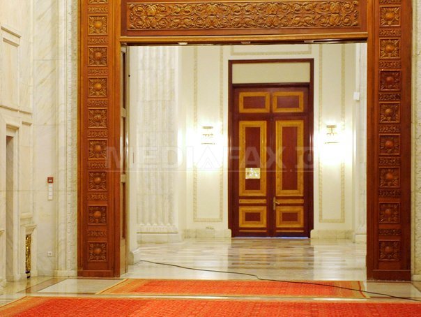 Senatul face angajari in mai si iunie