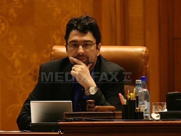 Voinescu: In sufletelul robust si roz, Ponta adora comunismul