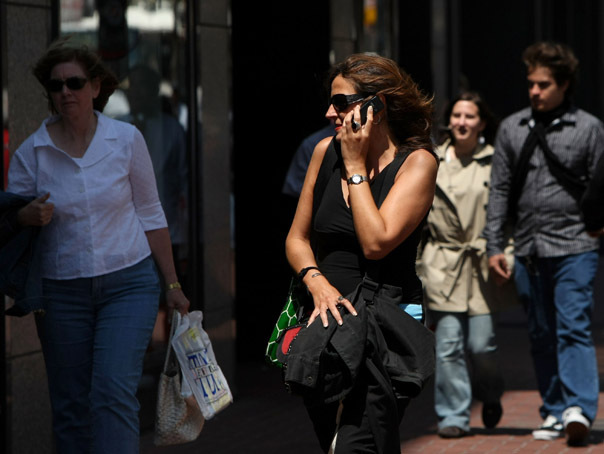 Majoritatea romanilor folosesc telefoanele mobile pentru convorbiri