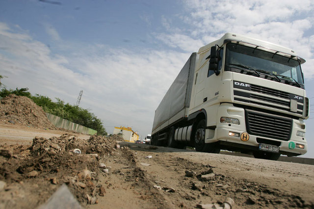 Camionagiii romani se plang ca sunt haituiti de unguri