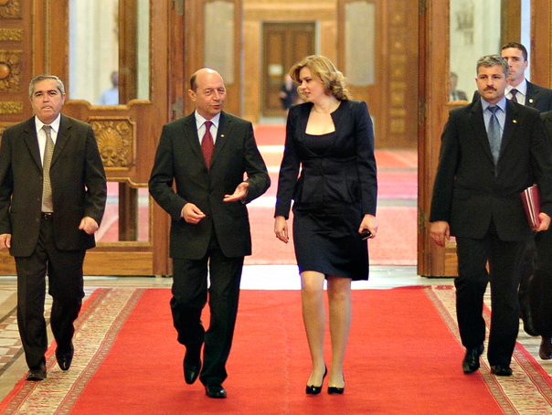 Basescu a cerut demnitarilor PDL sa renunte la afaceri