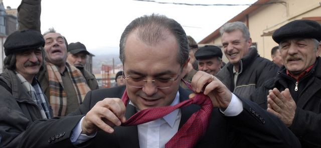 Republica prezidentiala - Boc asteapta remanierea in plic de la Cotroceni