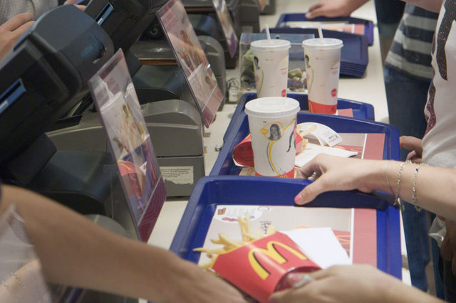 Vanzarile de hamburgeri cresc cu pana la 10%. Cate fast-fooduri se deschid in 2010