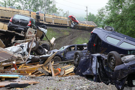 Pana la 200 de autoturisme Dacia, distruse in accidentul feroviar din Austria