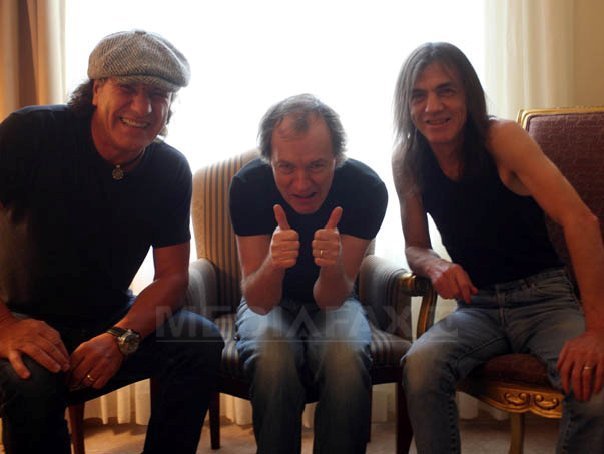 Vamesii de la Nadlac au cerut bani de la membrii caravanei AC/DC, la iesirea din tara
