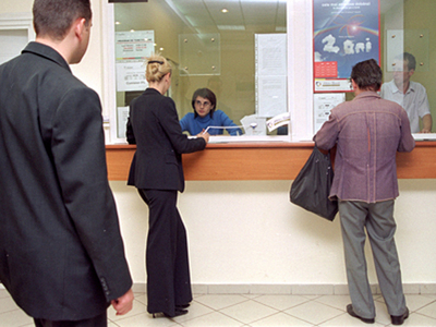 Costurile unui an de criza la banci: 4.200 de concedieri si peste 200 de sucursale inchise