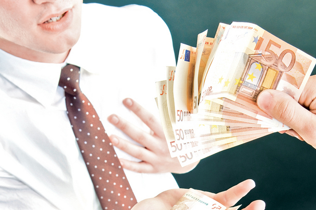 Cum profita strainii de panica valutara din Romania: vand scump euro romanilor