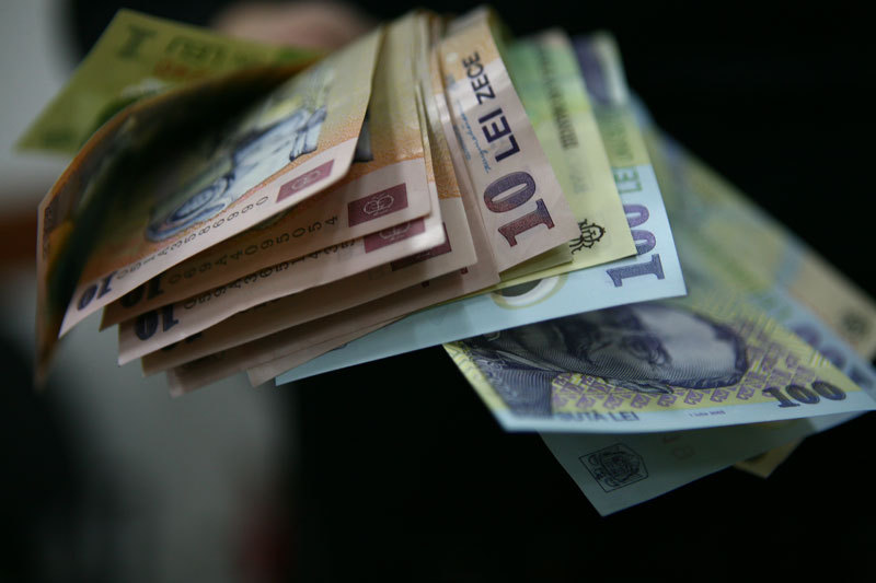 Guvernul impune plafon de venituri de 8.000 lei in firme de stat, 90% din diferenta cedata statului