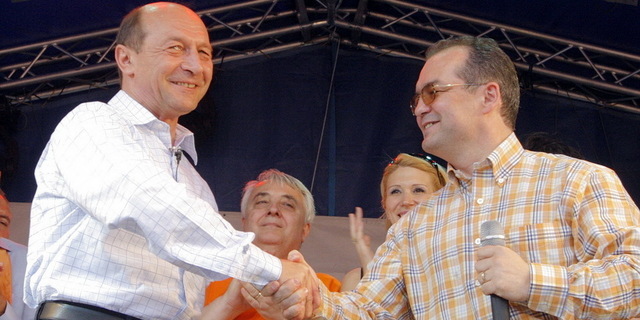 Presedintele i-a luat la sentiment pe parlamentarii PDL. Remanierea, amanata pana in septembrie