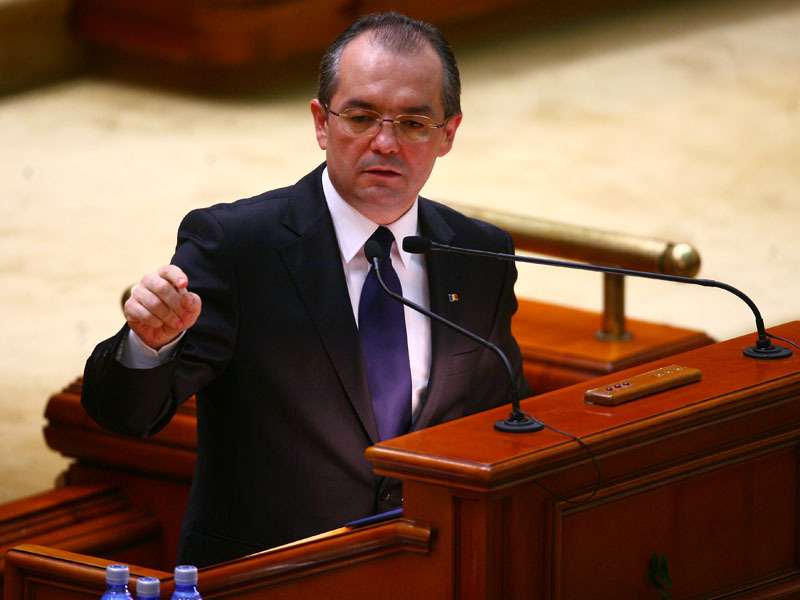 Emil Boc: Daca nu taiem salariile si pensiile, ar trebui sa ne imprumutam cu 11 miliarde de euro