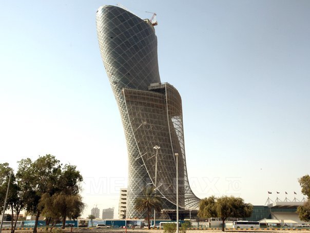 Capital Gate din Abu Dhabi detroneaza turnul din Pisa si devine cel mai inclinat turn din lume