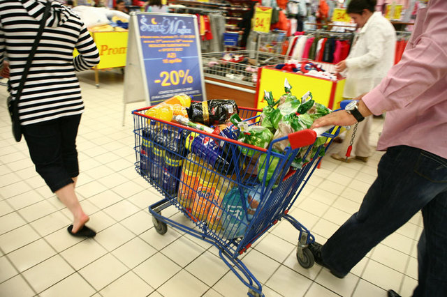 Canicula a crescut vanzarile de apa, suc si inghetata cu 50%