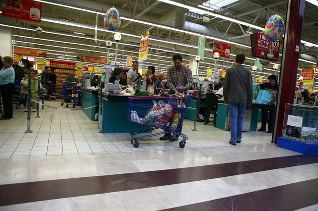 Panica in hipermarketuri. Ieftinirile ajung la 30%