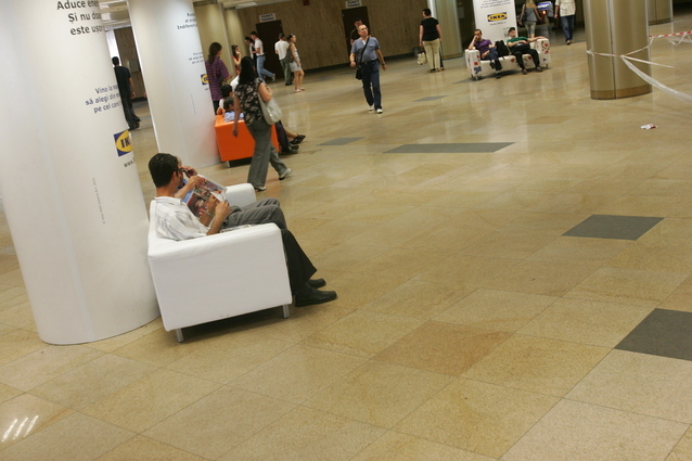 Promovare inedita: IKEA si-a dus canapelele in Pasaj la Universitate