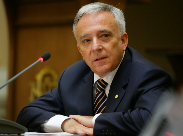 Isarescu: Dezbaterile economice sunt caracterizate de trivialitate. Situatia trebuie sa inceteze
