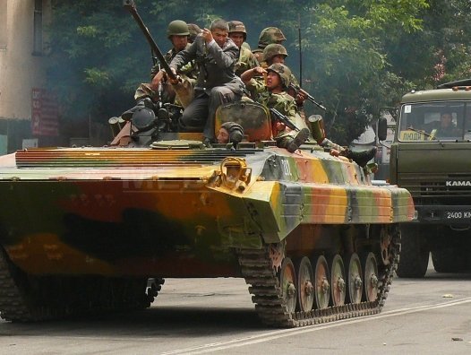 Kirgizstanul cere ajutorul militar al Rusiei pentru a pune capat violentelor
