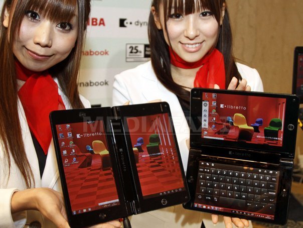 Toshiba a lansat un mini-notebook cu doua ecrane, care poate imita o carte deschisa
