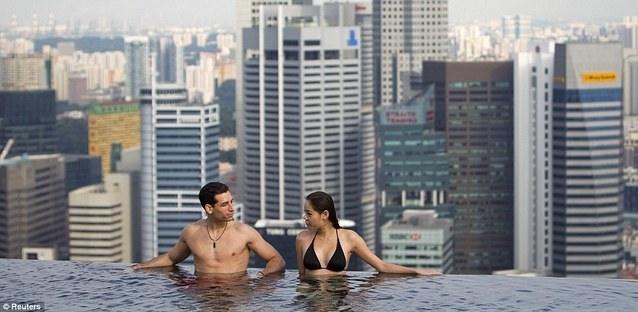 Cel mai scump hotel din lume si-a deschis portile. Atractia: cea mai mare piscina deschisa, aflata la etajul 55