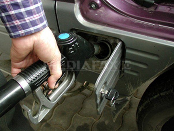 Benzina risca sa ajunga la 5,5 lei din cauza dolarului
