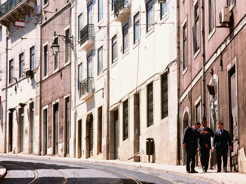 Norii negri se aduna deasupra Portugaliei