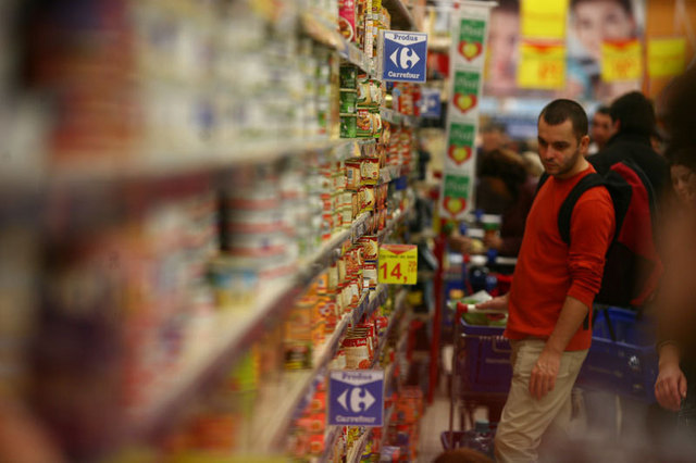 Apa umfla preturile. Ministerul si producatorii se acuza de „analfabetism agricol“