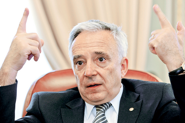 Isarescu: Jumatate din banii incasati pe TVA de 24% se duc pe dobanzile creditelor facute de Romania