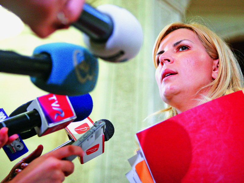 Incercati sa nu mișcati in front