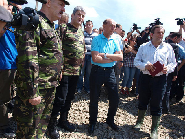 Turul inundatiilor: Basescu sparge cu SPP-ul barajele de ziaristi, Boc se obisnuieste cu huiduielile