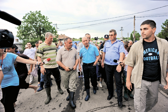 Bilantul presedintelui dupa ce a iesit din cizmele de cauciuc: statul n-are bani sa previna viitoarele dezastre, locuitorii s-o termine cu isteria