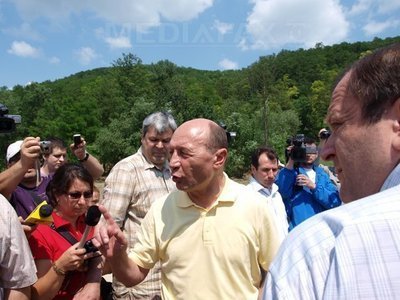 Basescu catre sinistrati: Tara asta se imprumuta cu 9 miliarde de euro... cu ce sa va facem digul?