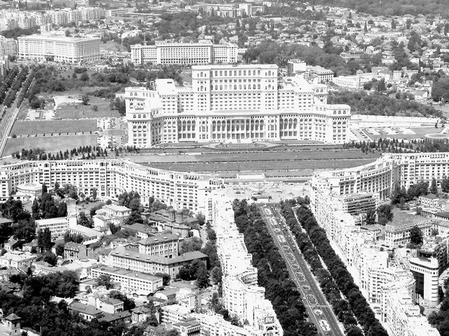 "Mostenirea" de 1 mld. euro a comunismului: B-dul Unirii, intre Champs Elysées si penele de curent tipice Capitalei
