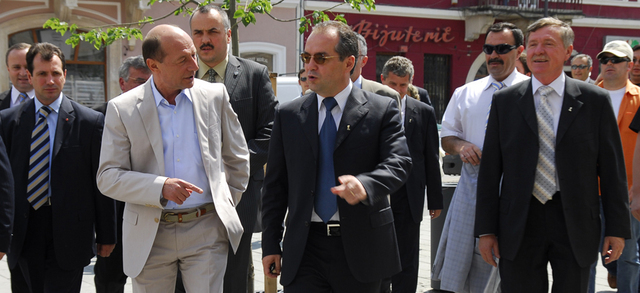 Basescu si Boc intretin poporul cu taxa gonflabila. De ce TVA "data inapoi jos" nu va ieftini mancarea
