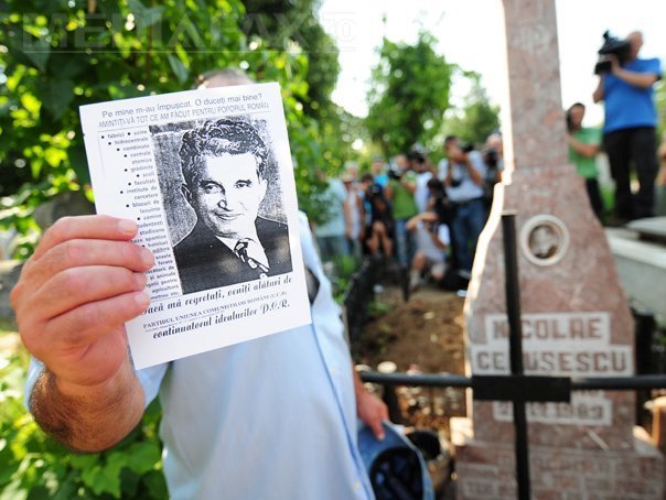 AFP: Romanii au intors pagina epocii Ceausescu, la 20 de ani de la executarea acestuia