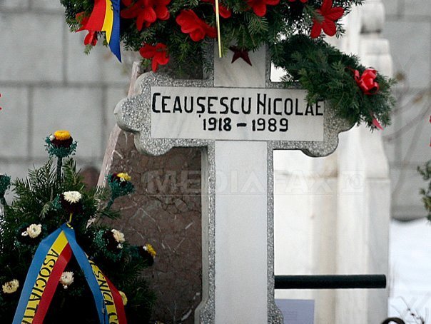 Nicolae si Elena Ceausescu, deshumati. Legistii au prelevat probe de la Nicolae Ceausescu