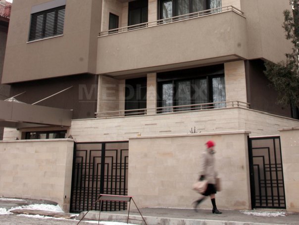 Nastase: Firma care va face Catedrala Mantuirii a facut imobilul din Zambaccian, in care ploua
