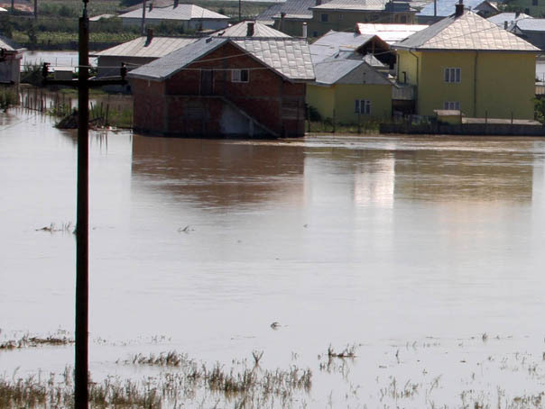 Guvernul a dat unda verde cumpararii de materiale de constructii pentru refacerea caselor distruse de inundatii