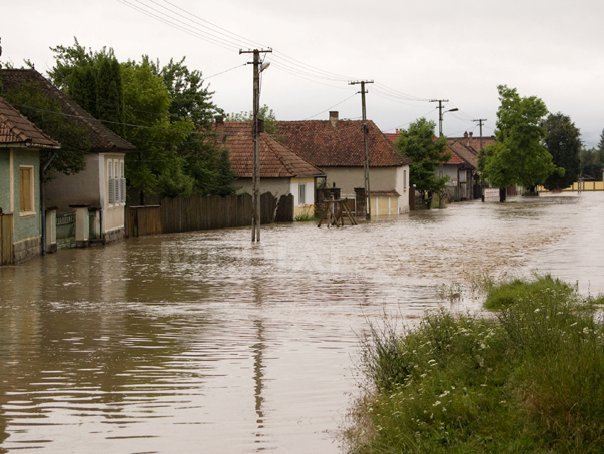 Inundatiile trec Carpatii: cod rosu in Harghita