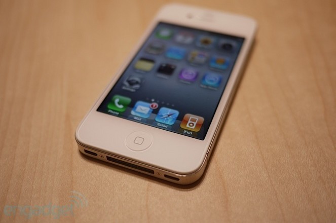 Altex vinde iPhone 4 cu peste 2.000 de euro. Si are deja comenzi