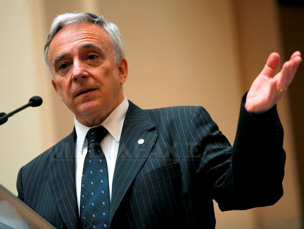 Isarescu: Cursul de schimb din urma cu doua saptamani "cam" reflecta fundamentele macroeconomice