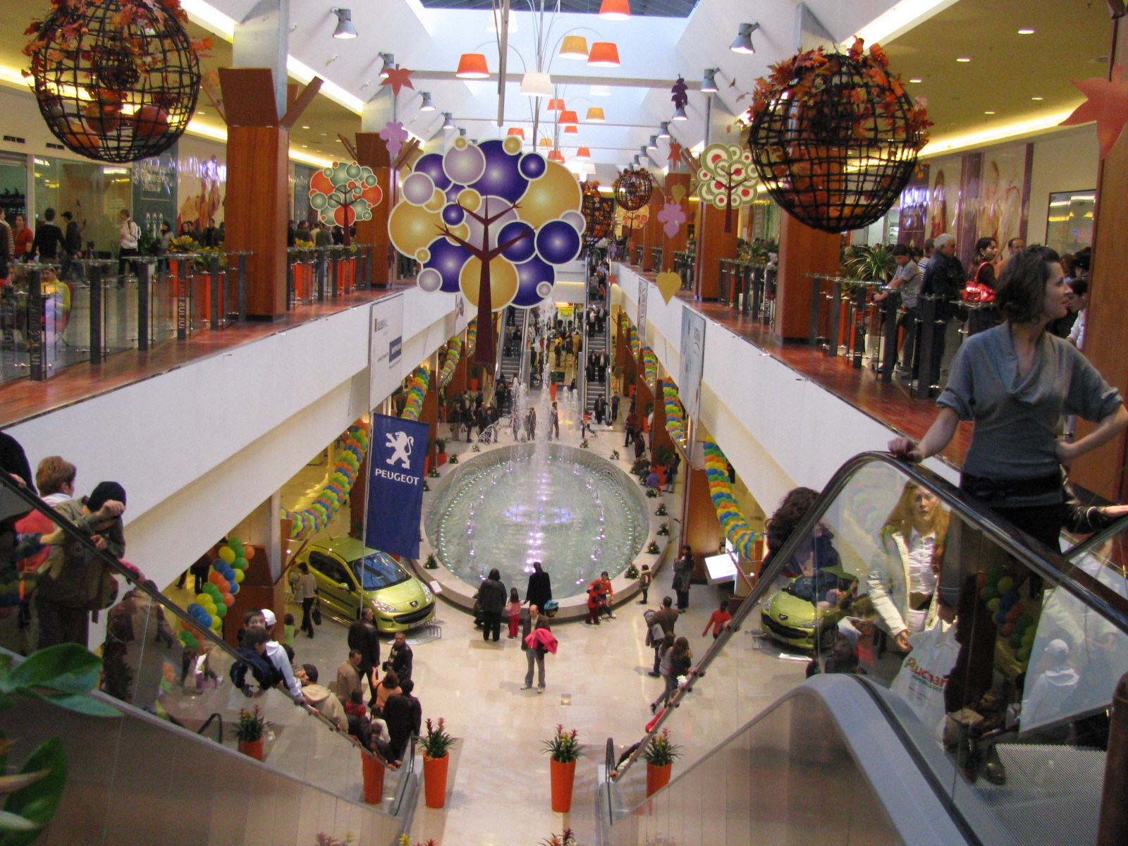 Mallurile din Suceava se bat pe banii „capsunarilor“