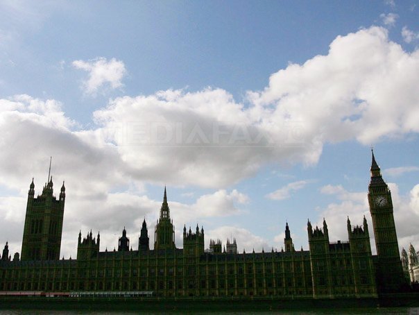 Numerosi parlamentari britanici dorm in Palatul Westminster, pe paturi pliante si canapele