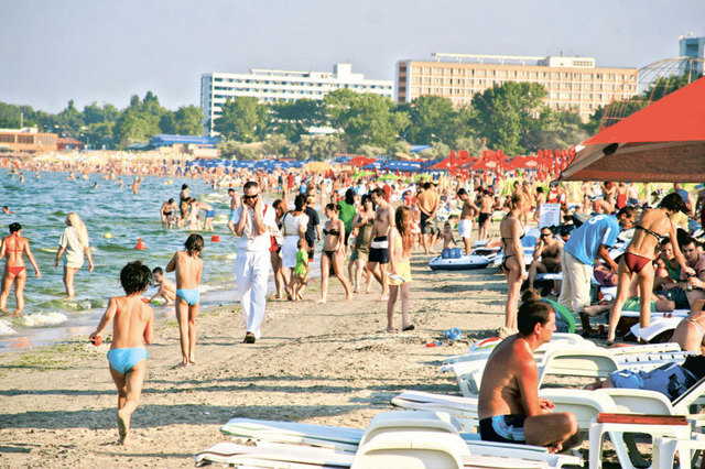 Cati bani trebuie sa ai cand pleci la mare. De la vacanta low cost la concediul ministerial