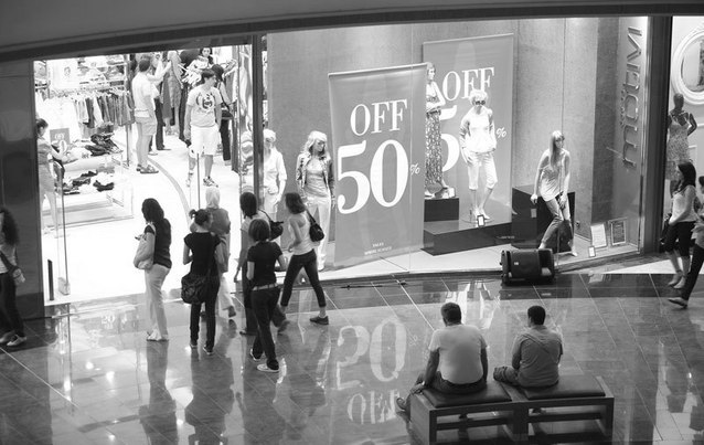 Retailerii incep sa-si dea seama ca relansarea consumului nu vine fara reduceri masive de pret