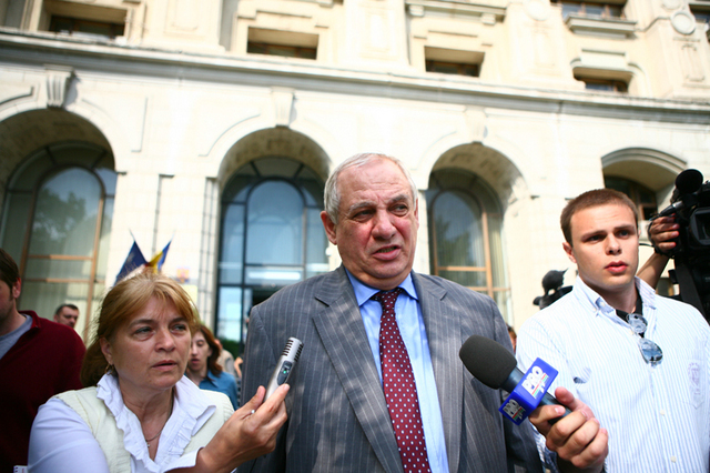 Pensionarile in timp de criza: 1,6% cu stagiu de cotizare complet. Cum s-au certat Basescu si Boc de la pensii