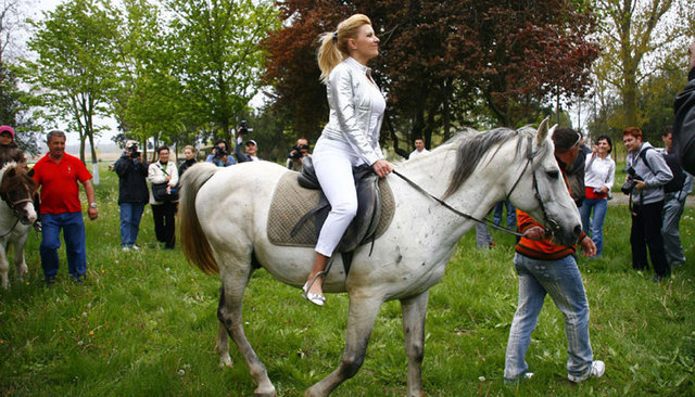 Reportaj: Brandul turistic lansat in Shanghai. Cum si-a comandat Elena Udrea bere